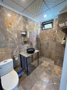 un baño con inodoro y lavabo en GIA THÀNH HOMESTAY, en Hoi An