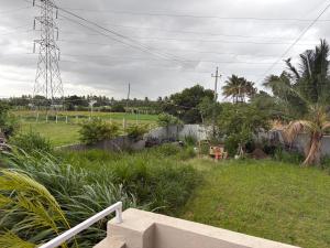 vista su un cortile con palme e recinto di Sai Grand Villa Hotel Near Bangalore Airport a Bangalore