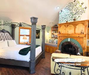 una camera da letto con un letto e un camino di Riversong Inn Retreat a Estes Park Altre 284 foto