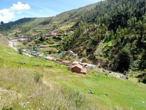 a train traveling down a hill with a green field at Land incas Cochahuasi lodge in San Antonio
