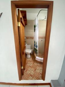 un baño con inodoro y ducha en CASA FAMILIAR con vista BAHIA Y TERRAZA, en Puerto Ayora