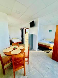 una habitación con una mesa y sillas y una cama en CASA FAMILIAR con vista BAHIA Y TERRAZA, en Puerto Ayora
