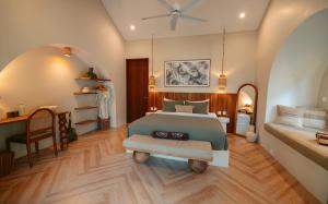 Postel nebo postele na pokoji v ubytování Loku Kedungu - Boutique Resort