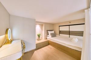 ein kleines Zimmer mit einem Bett und einem Fenster in der Unterkunft Yifang Apartment in Hangzhou