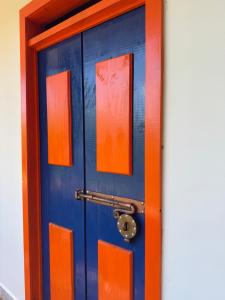 a blue and orange door with windows on it at Entre Guaduales in Pereira +9 photos