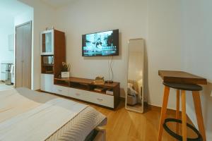 Μια τηλεόραση ή/και κέντρο ψυχαγωγίας στο Downtown Punta Cana Central Park 1 BR First Floor A-103