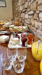 una mesa de madera con copas de vino encima en The Old Stables Bed & Breakfast, en Shepton Mallet