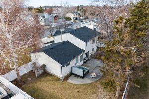une vue aérienne d'une maison blanche avec un chien dans l'établissement Spacious Sandy Home with Hot Tub & Game room near Ski resorts Park City & Down Town, à Sandy