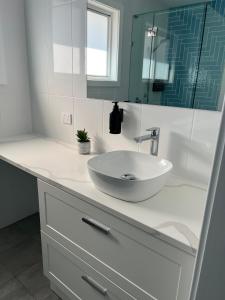 Ένα μπάνιο στο Arno Bay Tourist Accommodation +2 φωτογραφίες