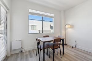 グレンデールにあるCozySuites Glendale in Westgate with pool 03のテーブルと椅子と窓のあるダイニングルーム