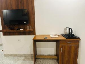TV a/nebo společenská místnost v ubytování Hotel De Clark - Free Airport Drop for Minimum 05 Nights Stay - 5 mins from IGI & Domestic Airport Delhi