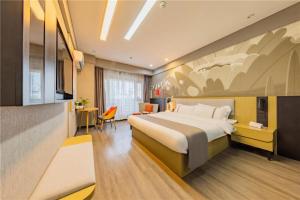 Thank Inn Hotel Hubei Wuhan Caidian Zhong Fa Xincheng Tongji في ووهان: غرفة فندقية بها سرير كبير ومكتب