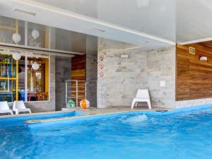 a large swimming pool in a hotel room at Marina Jastarnia Apartamenty in Jastarnia