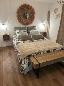 Postel nebo postele na pokoji v ubytování Cocon cosy appart romantique, jacuzzi piscine + 37 fotografií