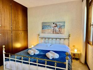 a bedroom with a bed with a painting on the wall at La Grande Villa with Pool in Lignano Sabbiadoro +46 photos