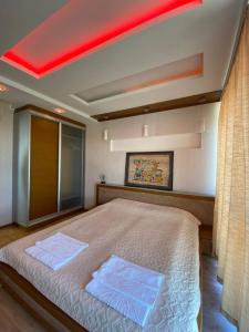 En eller flere senge i et værelse på Уютный дом на первой линии моря