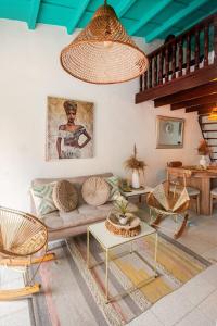 un salon avec un canapé et des chaises dans l'établissement Cozy apartment in the center, à Carthagène des Indes