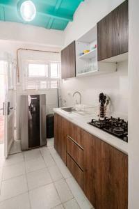une cuisine avec un évier et une cuisinière four supérieur dans l'établissement Cozy apartment in the center, à Carthagène des Indes 29 autres photos