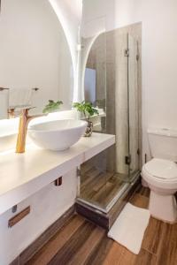 une salle de bain avec un lavabo et des toilettes dans l'établissement Cozy apartment in the center, à Carthagène des Indes