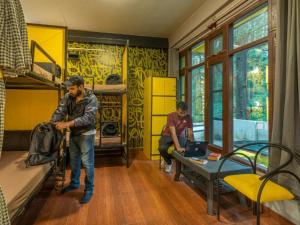 Posezení v ubytování The Hosteller Kasol