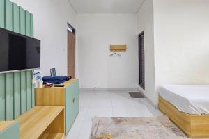 Телевизор и/или развлекательный центр в Urbanview Villa Balong BHO Syariah Bandung