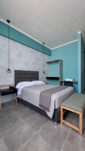 Un pat sau paturi într-o cameră la VICTORIA COLOR Hotel
