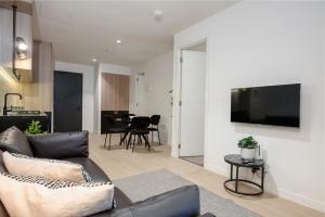 Μια τηλεόραση ή/και κέντρο ψυχαγωγίας στο South Yarra Luxury Apartment - Free Parking, Skyline Rooftop Terrace Views