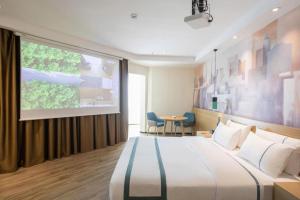 une chambre d'hôtel avec un grand lit et une projection dans l'établissement City Comfort Inn Changning Wangchao, à Changning 185 autres photos