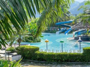 Bazén v ubytování Warehouse18 Pool Cafe Resort nebo v jeho okolí