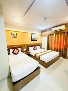 Postel nebo postele na pokoji v ubytování Hotel Crystal Luxury Inn- Bandra