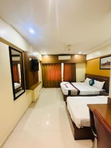 Postel nebo postele na pokoji v ubytování Hotel Crystal Luxury Inn- Bandra