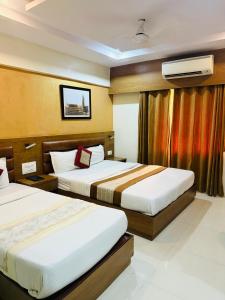 Postel nebo postele na pokoji v ubytování Hotel Crystal Luxury Inn- Bandra
