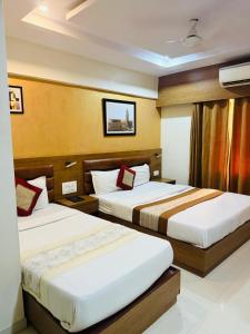 Postel nebo postele na pokoji v ubytování Hotel Crystal Luxury Inn- Bandra