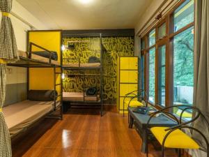 Postel nebo postele na pokoji v ubytování The Hosteller Kasol