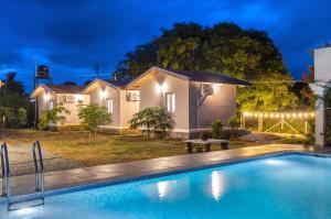 TalaiLakeside ParadisePrivate Pool3 CottagesLawn的夜晚带泳池的别墅 更多9张照片