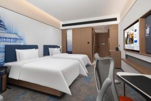 Una televisión o centro de entretenimiento en 北京传媒大学希尔顿欢朋酒店Hampton by Hilton Beijing Communication University