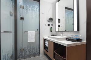 Un baño de 北京传媒大学希尔顿欢朋酒店Hampton by Hilton Beijing Communication University
