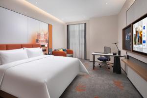 Una televisión o centro de entretenimiento en 北京传媒大学希尔顿欢朋酒店Hampton by Hilton Beijing Communication University