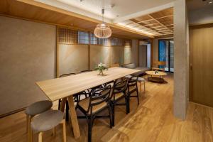 una sala de conferencias con una mesa larga y sillas en Suiki Machiya House, en Kanazawa