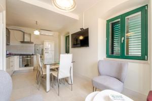 a kitchen and dining room with a table and chairs at Villa Palo Alto in Dubrovnik