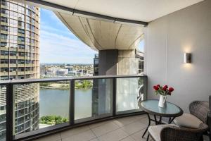 ブリスベンにあるLuxury 1BR in Queens Wharfの川の景色を望むバルコニー(テーブル付)