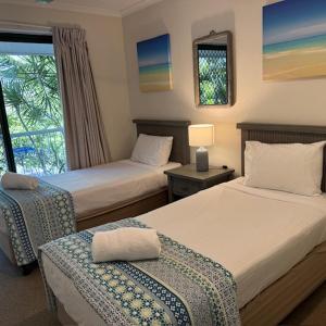 Postel nebo postele na pokoji v ubytování Noosa Keys Apartments + 100 fotografií