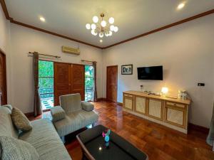 TV a/nebo společenská místnost v ubytování Siam River Resort