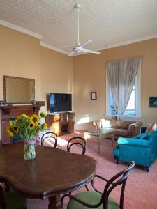 蒙塔Managers Residence on George的客厅的桌子上有一瓶花