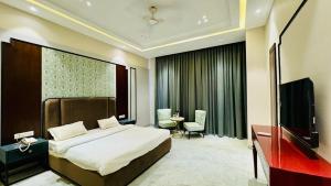 a hotel room with a bed and a television at Hotel Sagar haveli Bikaner in Bikaner