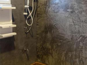La salle de bains est pourvue d'une douche murale. dans l'établissement So Herbs at Home, à Ban Pa Faek