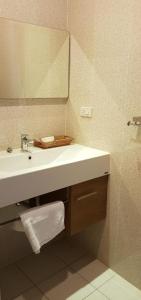 ein Badezimmer mit Waschbecken und Spiegel in der Unterkunft Thailand Resort Hotel in Hua Hin