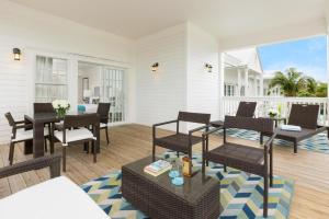 un patio avec des chaises et des tables sur un porche dans l'établissement The Marker Key West Harbor Resort, à Key West