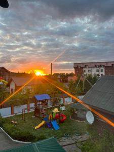 Východ nebo západ slunce při pohledu z hotelu nebo okolí
