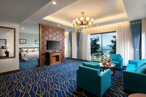 TV a/nebo společenská místnost v ubytování Phoenix Resort Bac Ninh